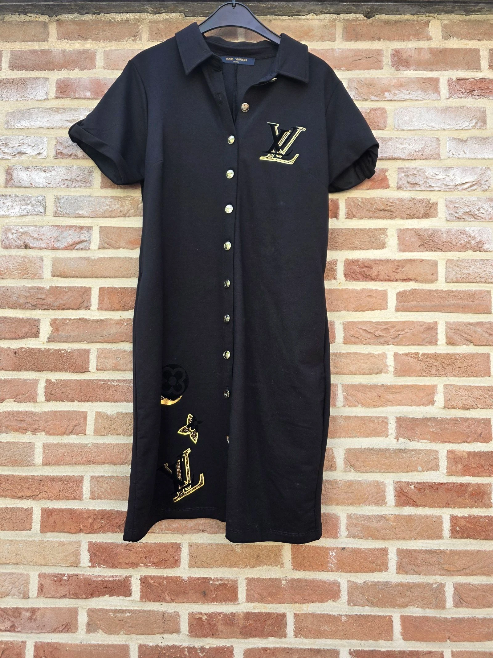 Robe noir à bouton
